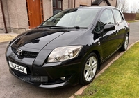 Toyota Auris 2.2 D-4D SR180 5dr in Down