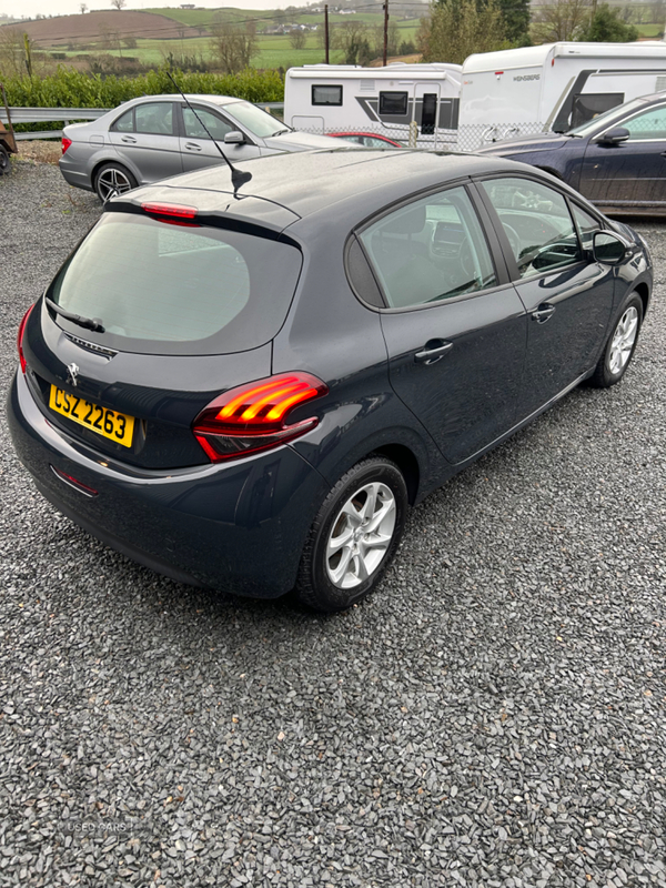 Peugeot 208 HATCHBACK in Down