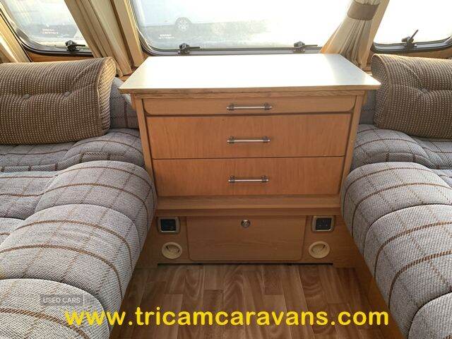 2006 Compass Rallye 524, 1 Owner, Side Dinette, End Washroom