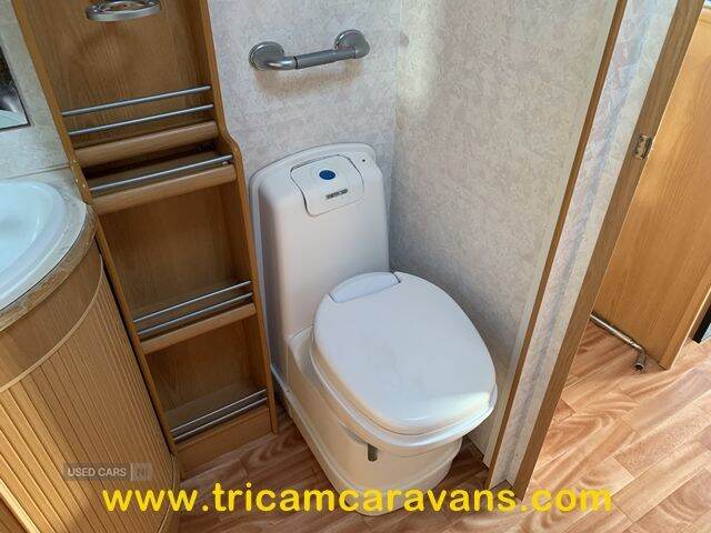 2006 Compass Rallye 524, 1 Owner, Side Dinette, End Washroom