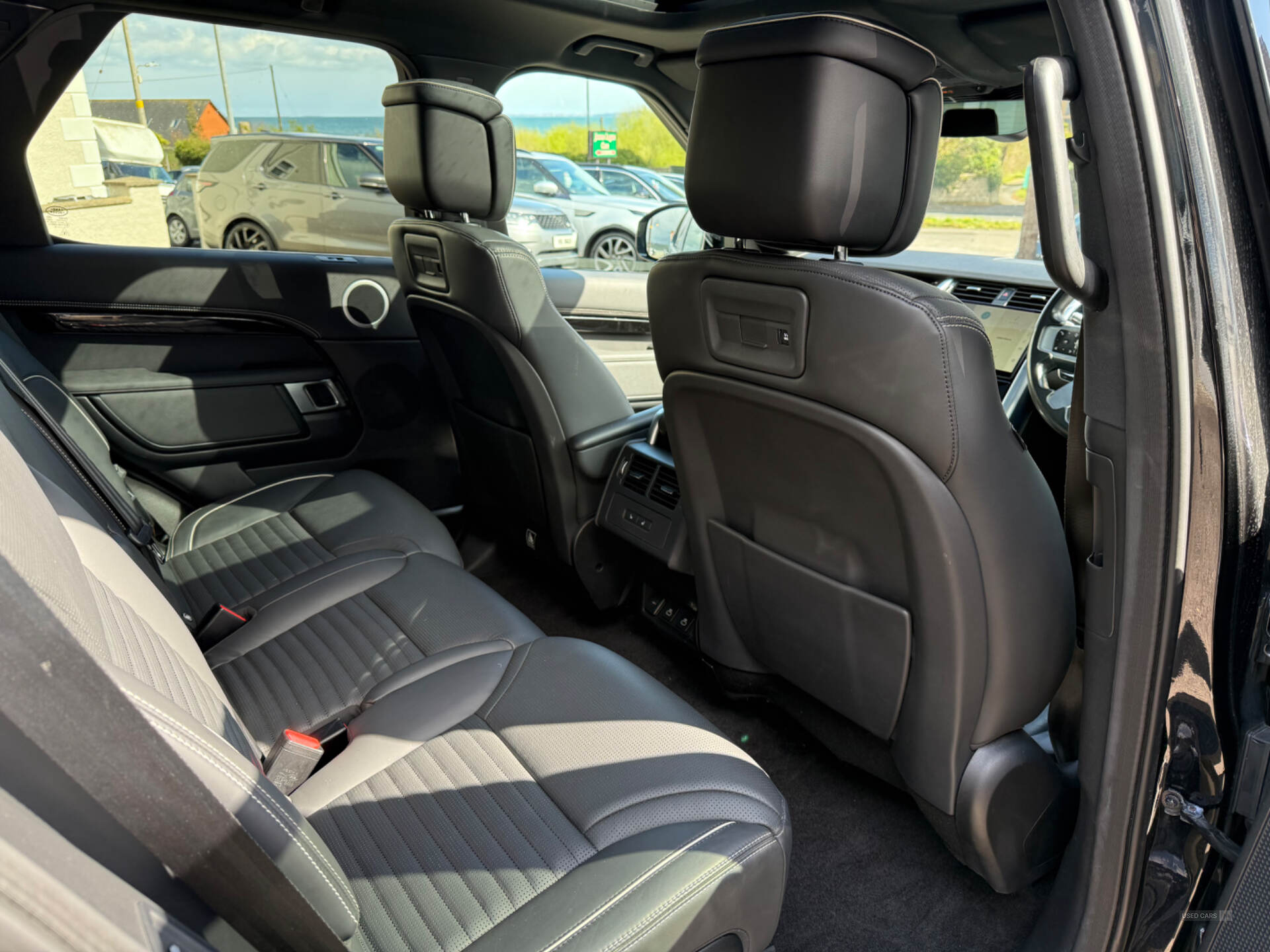 Sep 2021 Land Rover Discovery 3.0 D300 R-Dynamic HSE 5dr Auto
