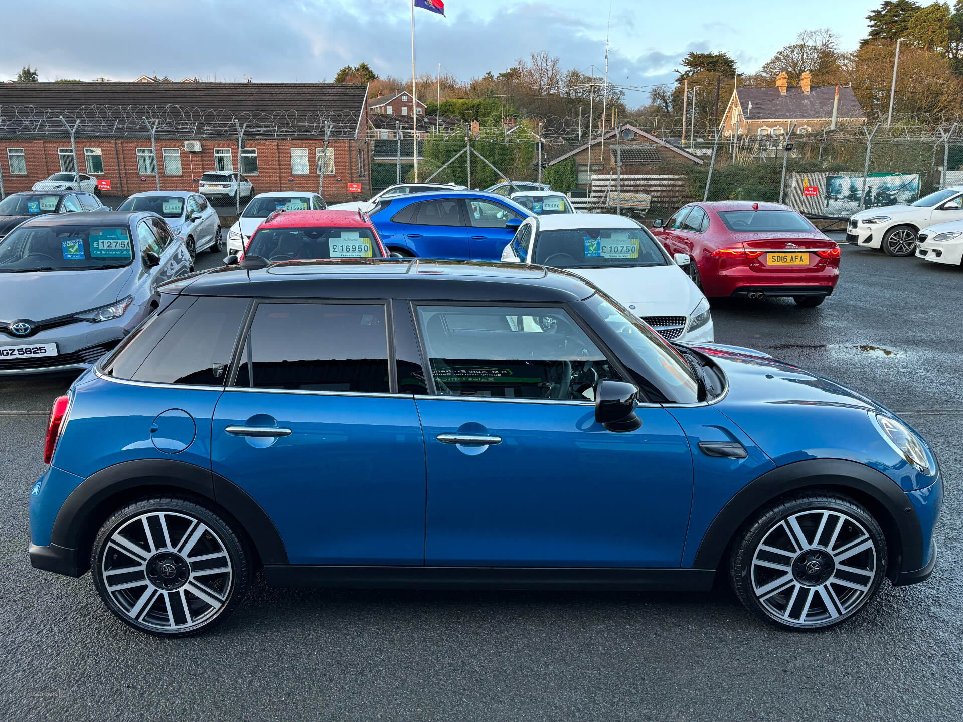 MINI Hatch in Down