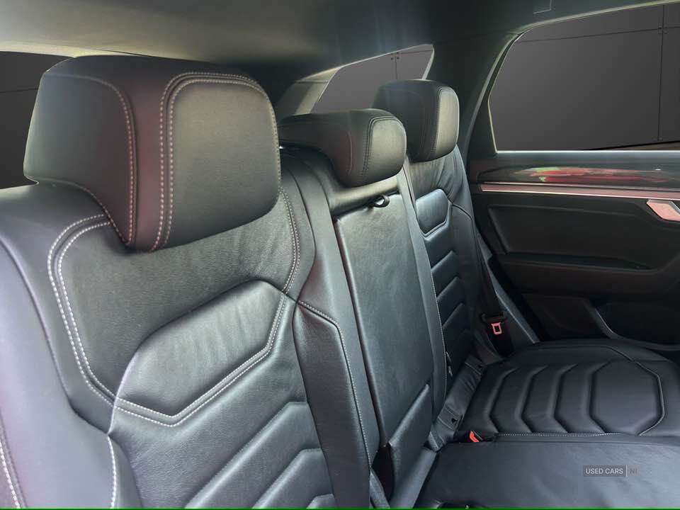 Oct 2018 Volkswagen Touareg 3.0 V6 TDI 4Motion R-Line Tech 5dr Tip Auto