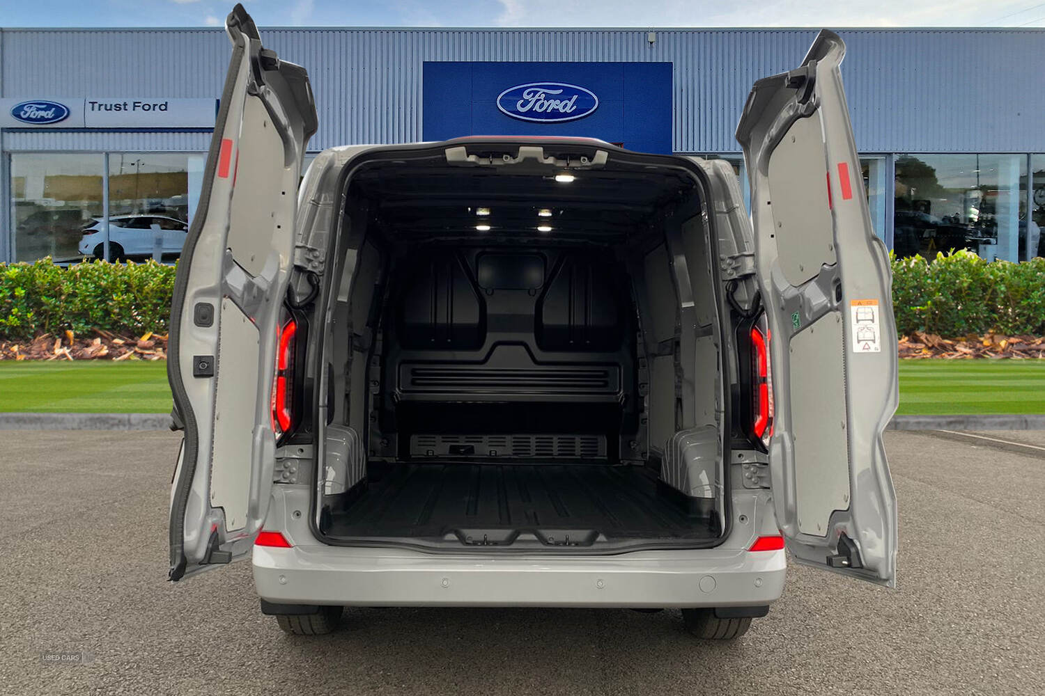 Dec 2024 Ford Transit Custom 100kW 65kWh H1 Van Limited Auto