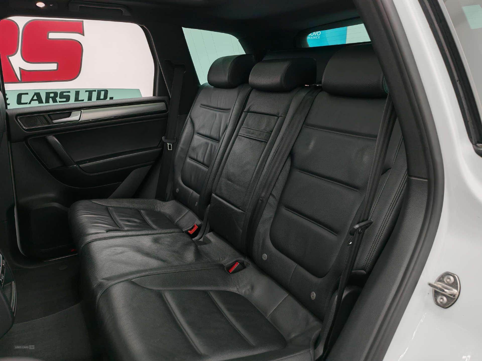 Apr 2015 Volkswagen Touareg 3.0 V6 TDI BlueMotion Tech 262 R-Line 5dr Tip Auto