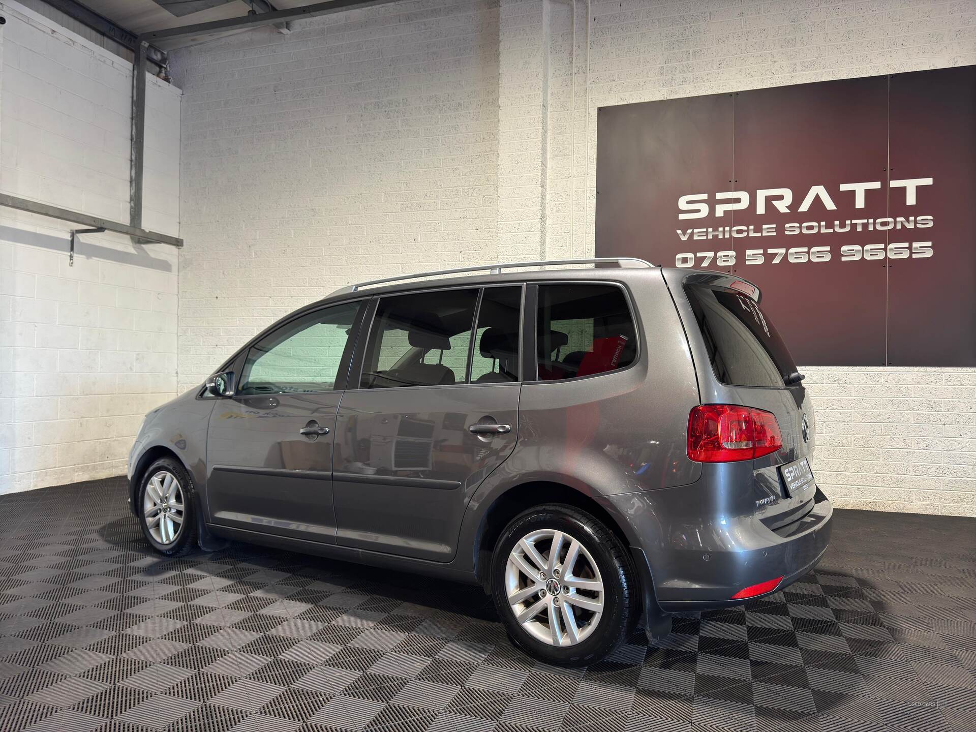 Aug 2011 Volkswagen Touran 1.6 TDI 105 BlueMotion Tech SE 5dr