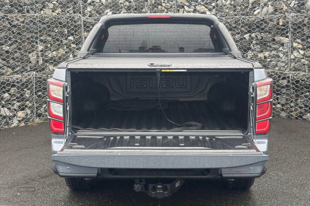 Apr 2025 Isuzu D-Max V-Cross STEEL Edition Automatic