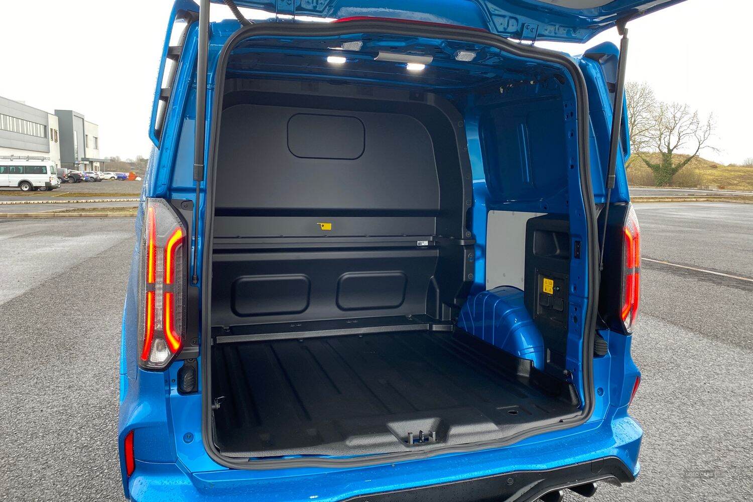 Ford E-TRANSIT CUSTOM 320 MSRT AUTO L1 SWB Double Cab In Van 65kWh 160kw 218PS BEV RWD Low Roof, LIFTGATE REAR CARGO DOOR, TOW BAR