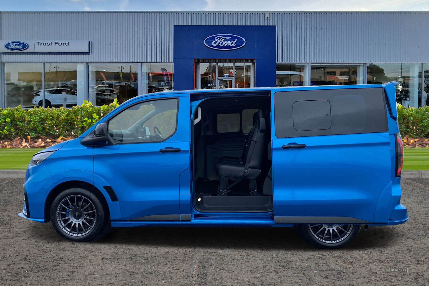 Ford E-TRANSIT CUSTOM 320 MSRT AUTO L1 SWB Double Cab In Van 65kWh 160kw 218PS BEV RWD Low Roof, LIFTGATE REAR CARGO DOOR, TOW BAR