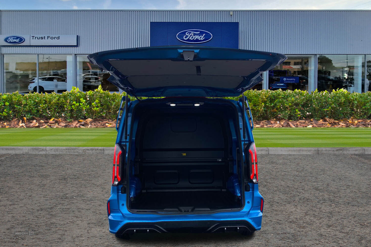 Ford E-TRANSIT CUSTOM 320 MSRT AUTO L1 SWB Double Cab In Van 65kWh 160kw 218PS BEV RWD Low Roof, LIFTGATE REAR CARGO DOOR, TOW BAR