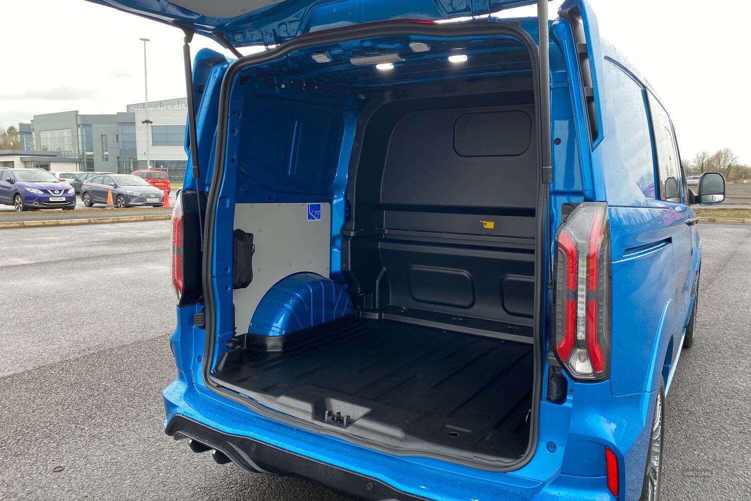 Ford E-TRANSIT CUSTOM 320 MSRT AUTO L1 SWB Double Cab In Van 65kWh 160kw 218PS BEV RWD Low Roof, LIFTGATE REAR CARGO DOOR, TOW BAR