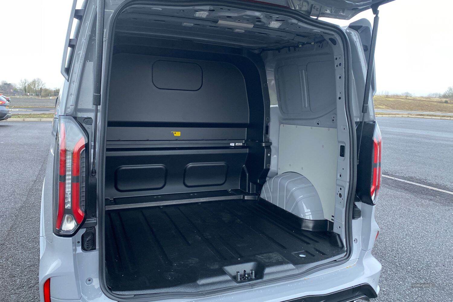 Ford E-TRANSIT CUSTOM 320 MSRT AUTO L1 SWB Double Cab In Van 65kWh 160kw 218PS BEV RWD Low Roof, LIFTGATE REAR CARGO DOOR, TOW BAR
