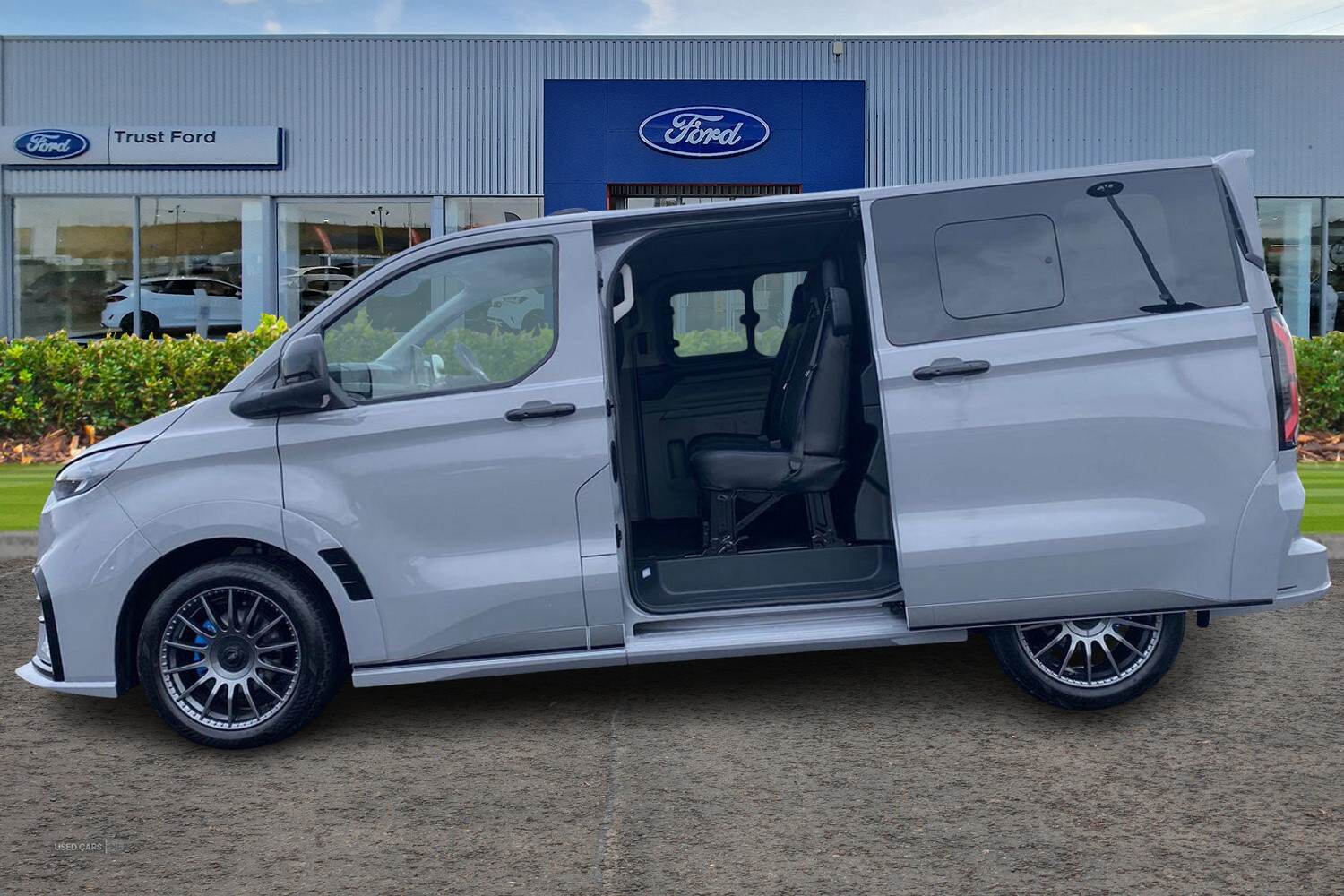 Ford E-TRANSIT CUSTOM 320 MSRT AUTO L1 SWB Double Cab In Van 65kWh 160kw 218PS BEV RWD Low Roof, LIFTGATE REAR CARGO DOOR, TOW BAR