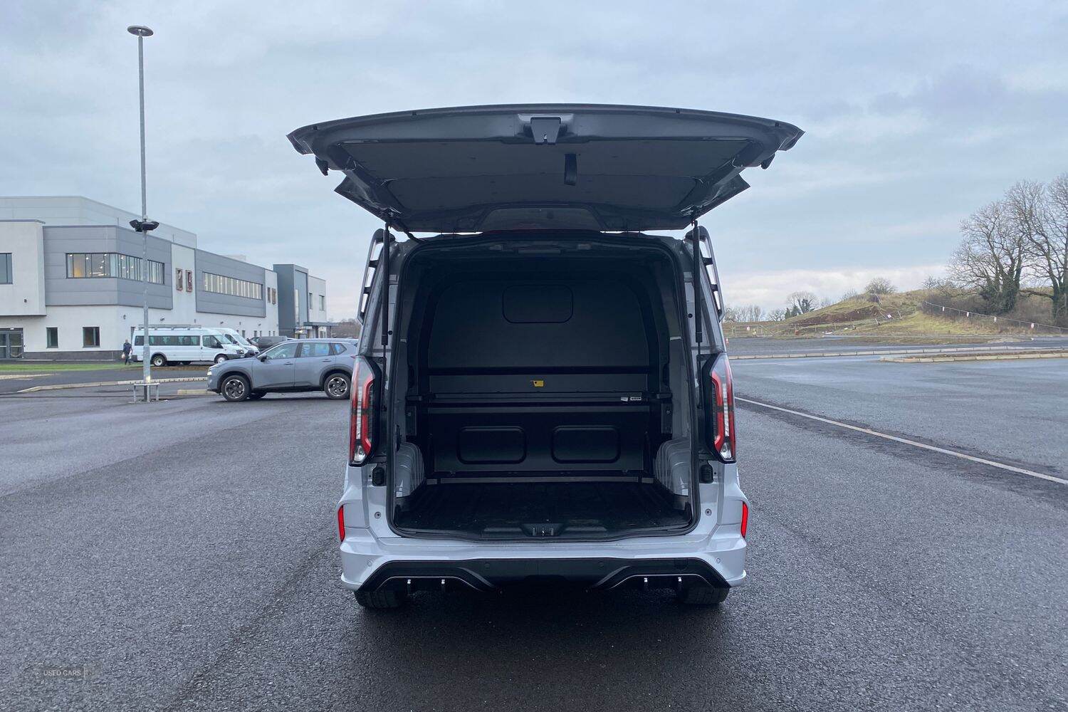 Ford E-TRANSIT CUSTOM 320 MSRT AUTO L1 SWB Double Cab In Van 65kWh 160kw 218PS BEV RWD Low Roof, LIFTGATE REAR CARGO DOOR, TOW BAR