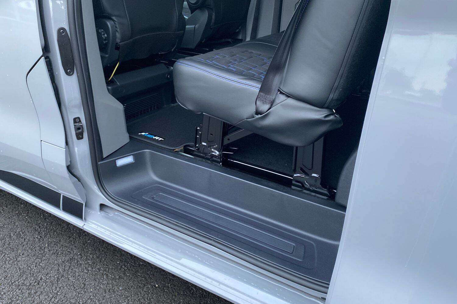 Ford E-TRANSIT CUSTOM 320 MSRT AUTO L1 SWB Double Cab In Van 65kWh 160kw 218PS BEV RWD Low Roof, LIFTGATE REAR CARGO DOOR, TOW BAR