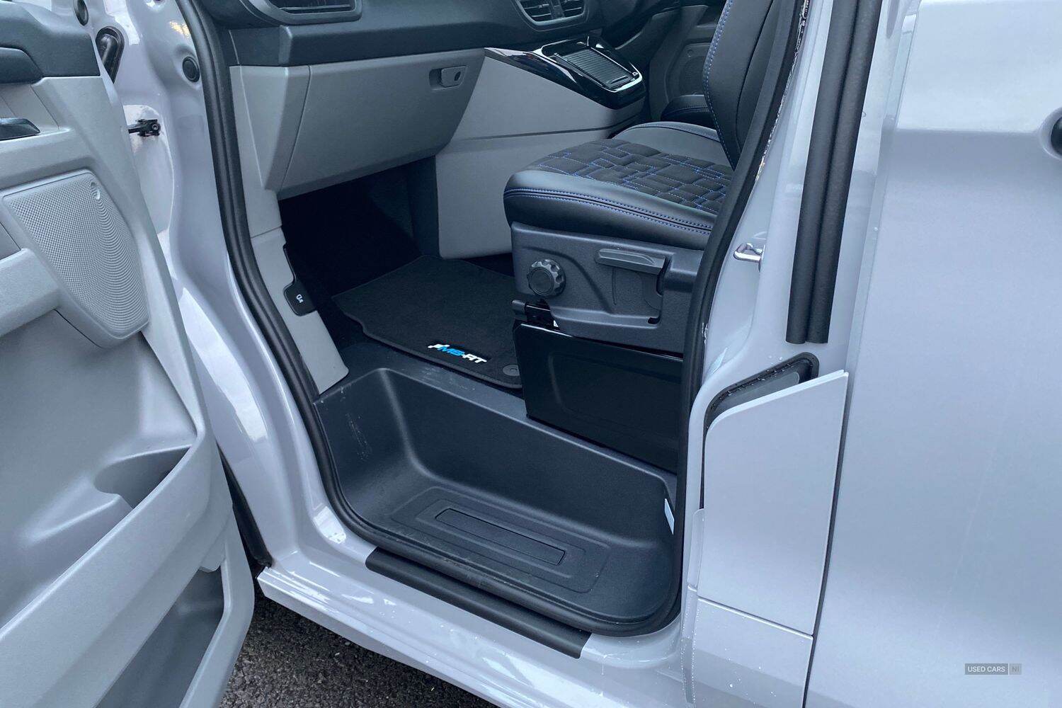 Ford E-TRANSIT CUSTOM 320 MSRT AUTO L1 SWB Double Cab In Van 65kWh 160kw 218PS BEV RWD Low Roof, LIFTGATE REAR CARGO DOOR, TOW BAR