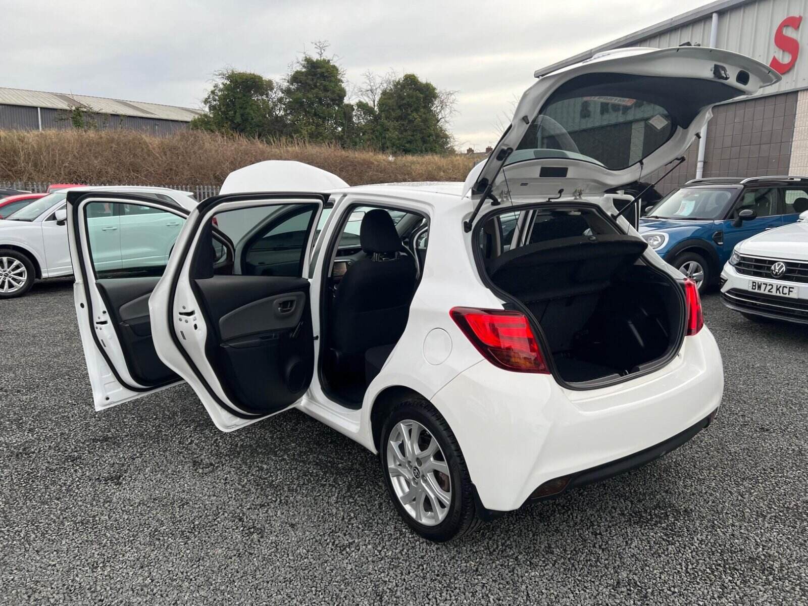 Dec 2014 Toyota Yaris 1.33 VVT-i Sport 5dr