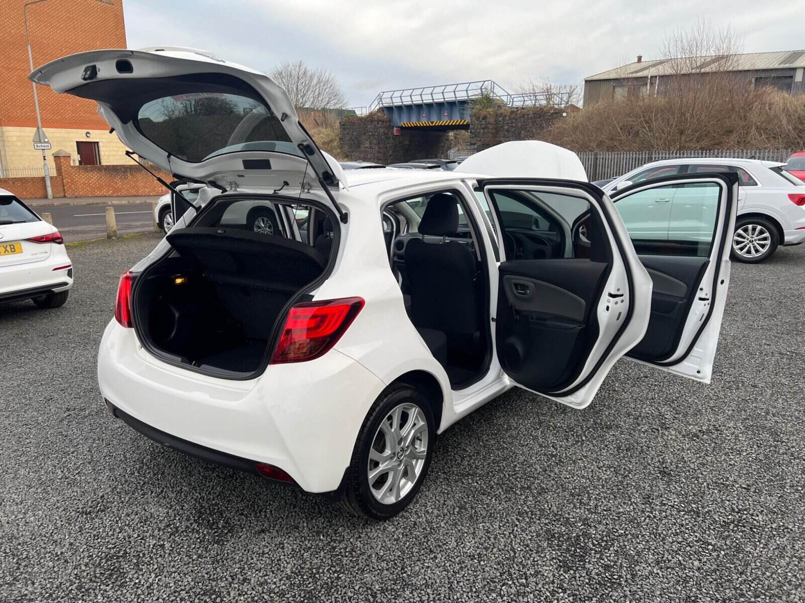 Dec 2014 Toyota Yaris 1.33 VVT-i Sport 5dr