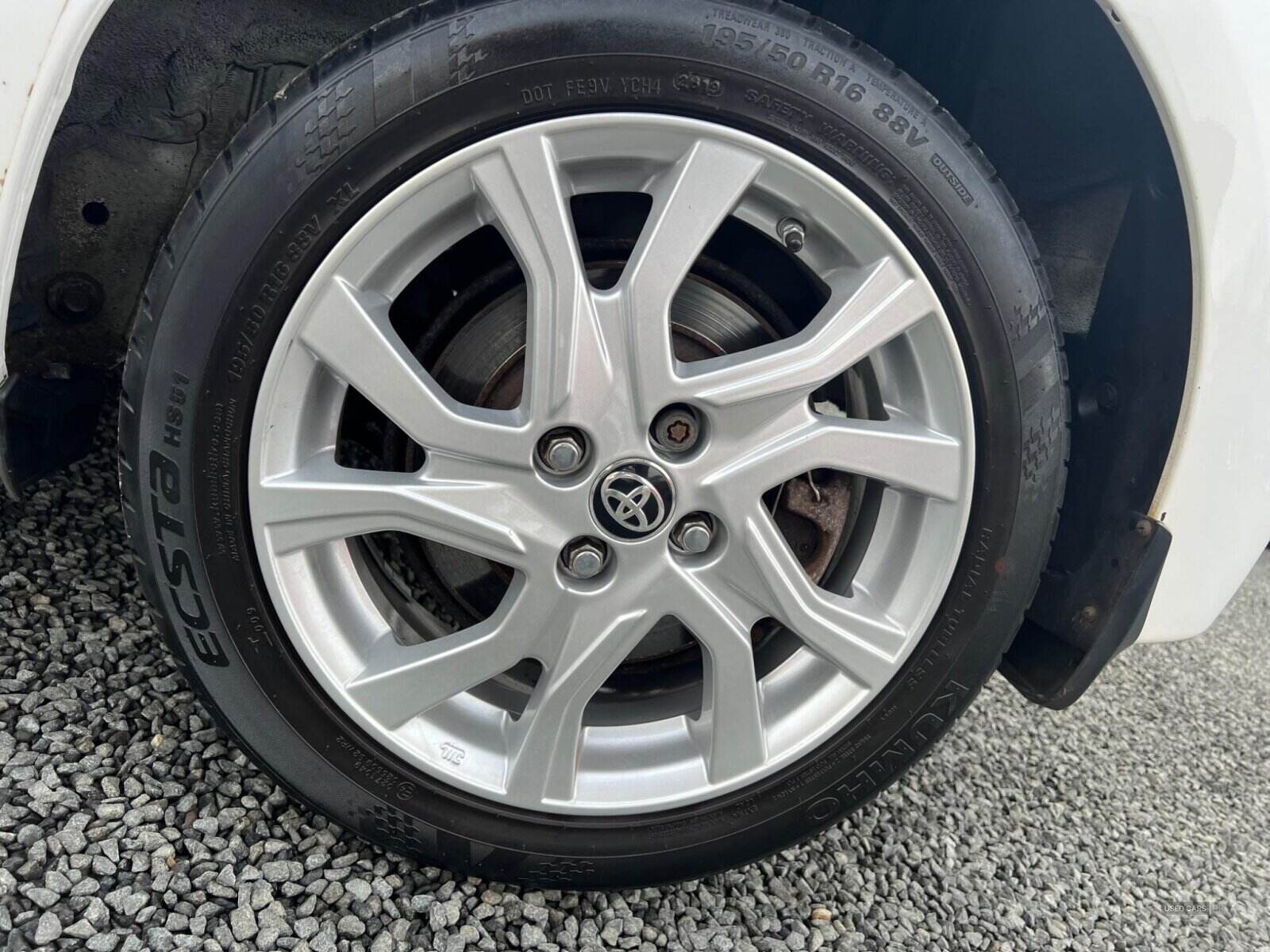 Dec 2014 Toyota Yaris 1.33 VVT-i Sport 5dr