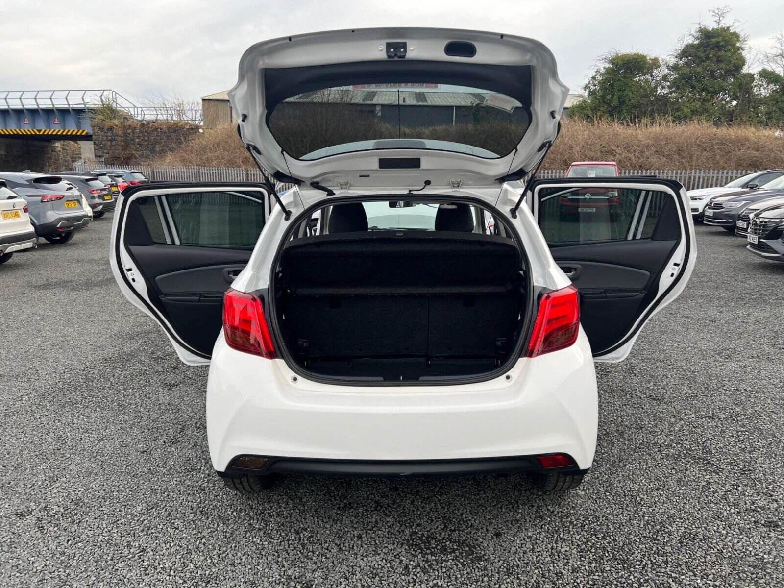 Dec 2014 Toyota Yaris 1.33 VVT-i Sport 5dr