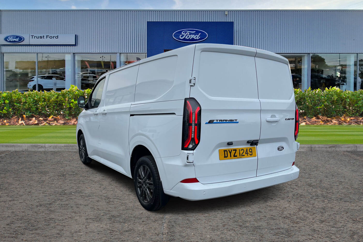 Dec 2024 Ford Transit Custom 100kW 65kWh H1 Van Limited Auto