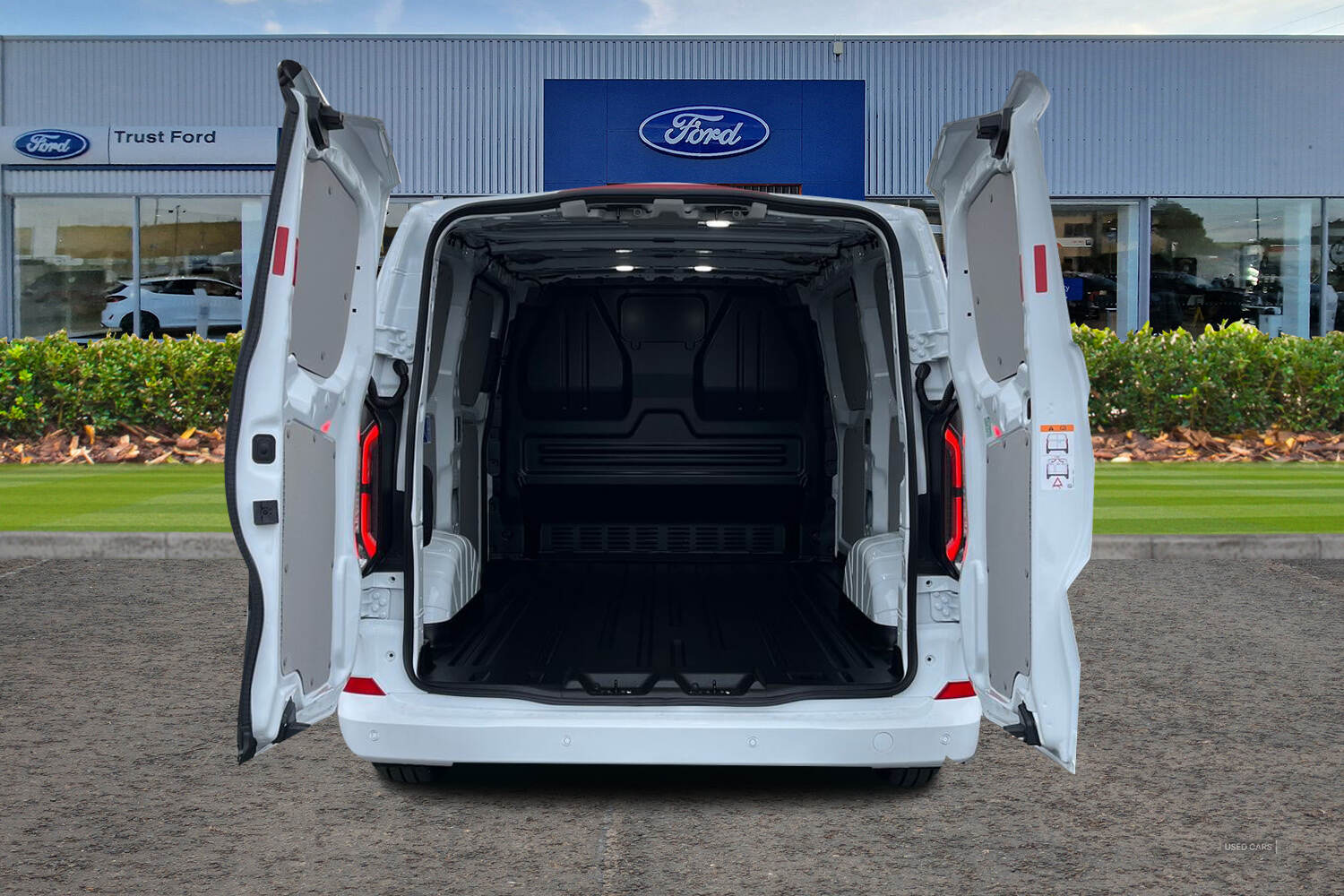 Dec 2024 Ford Transit Custom 100kW 65kWh H1 Van Limited Auto