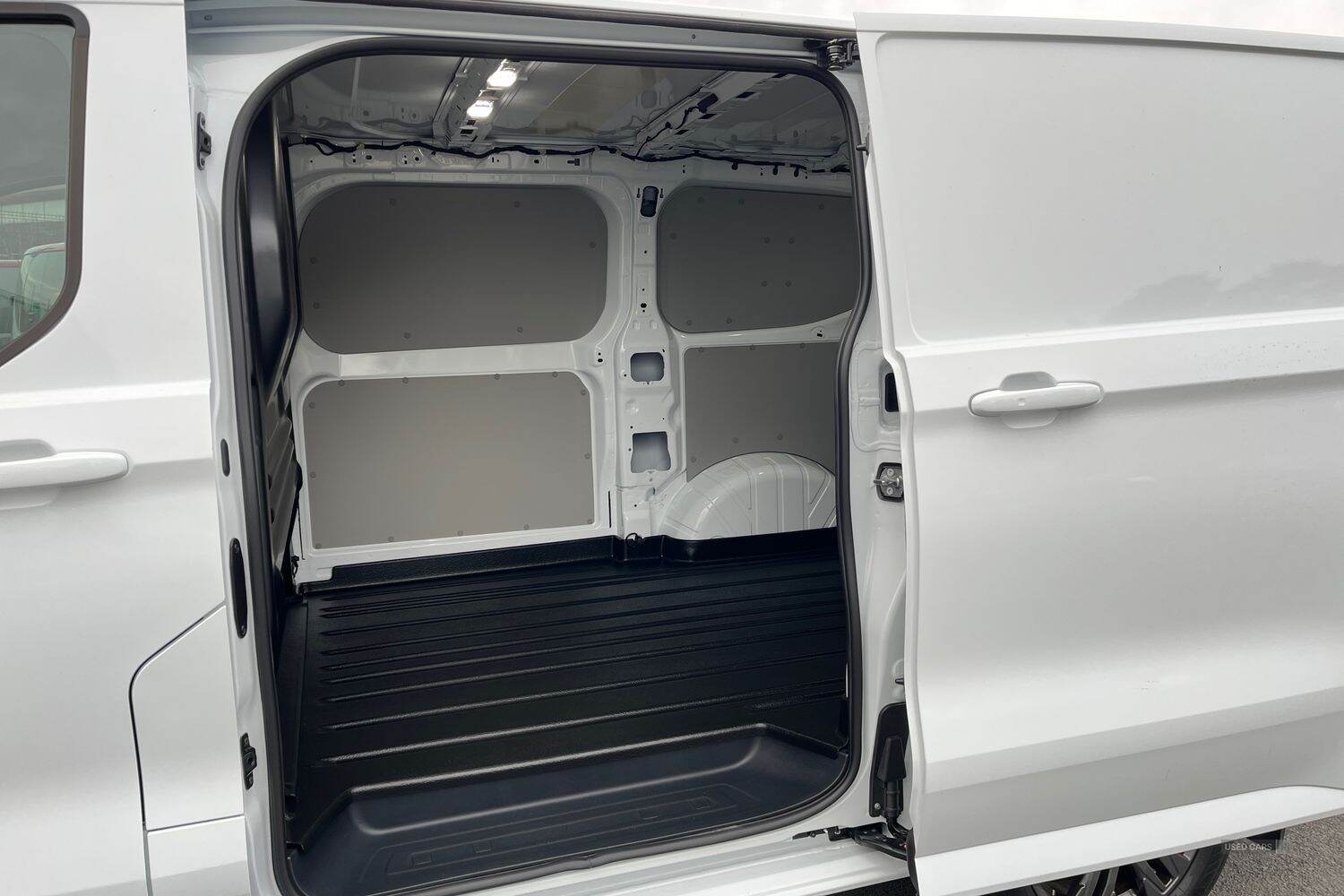 Dec 2024 Ford Transit Custom 100kW 65kWh H1 Van Limited Auto