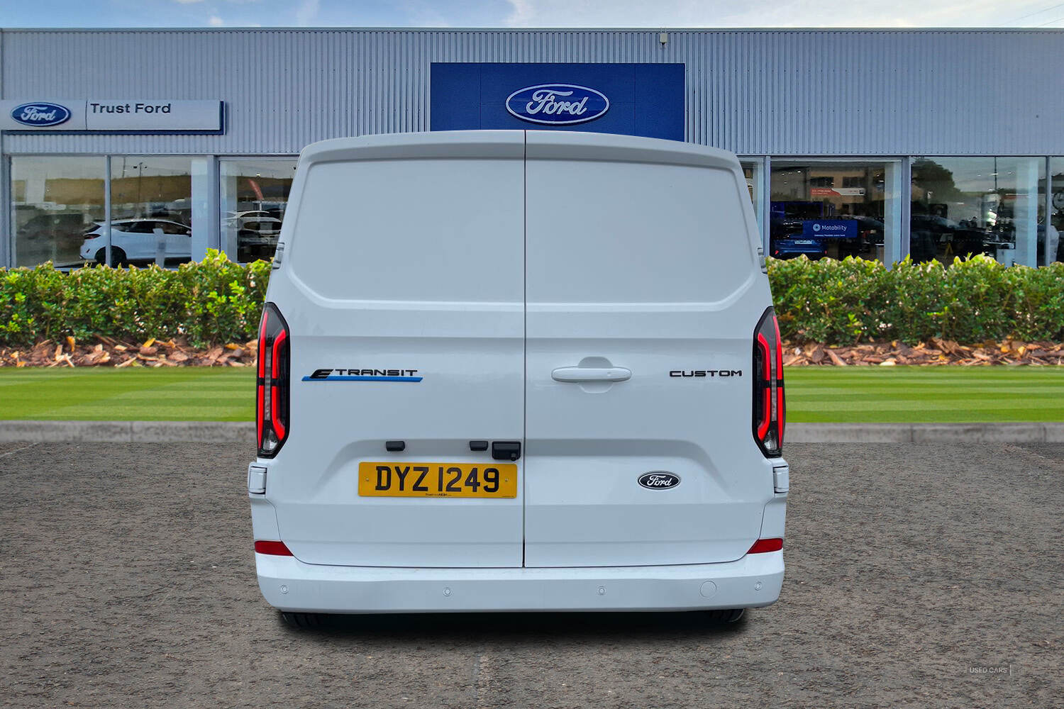 Dec 2024 Ford Transit Custom 100kW 65kWh H1 Van Limited Auto