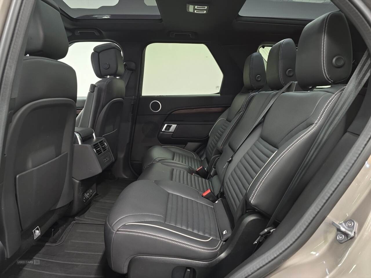 Mar 2023 Land Rover Discovery 3.0 D300 R-Dynamic HSE 5dr Auto