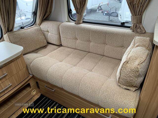 2010 Lunar Lexon SE, Fixed Bed, Separate Shower