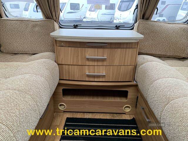 2010 Lunar Lexon SE, Fixed Bed, Separate Shower