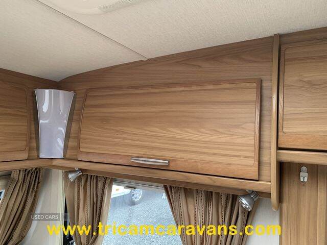 2010 Lunar Lexon SE, Fixed Bed, Separate Shower