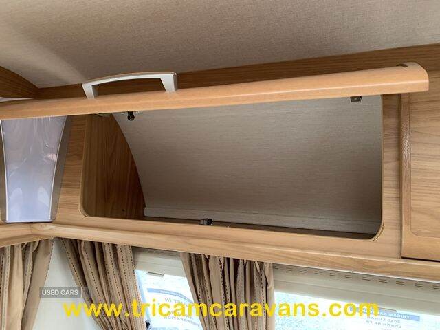 2010 Lunar Lexon SE, Fixed Bed, Separate Shower