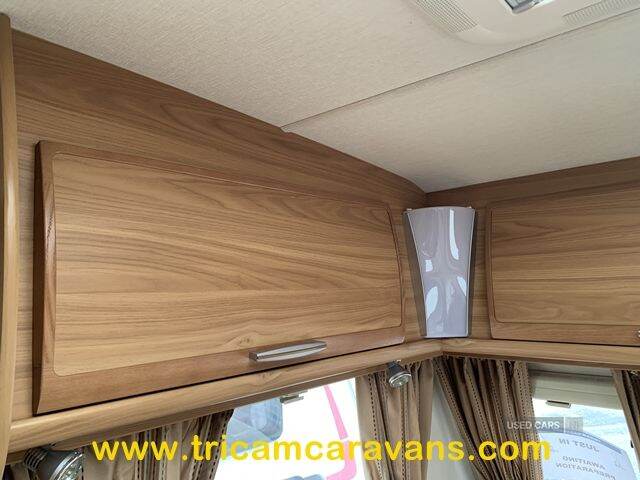 2010 Lunar Lexon SE, Fixed Bed, Separate Shower