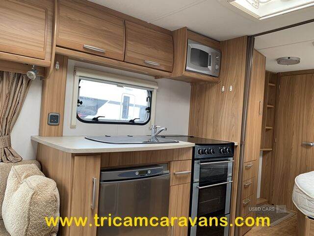 2010 Lunar Lexon SE, Fixed Bed, Separate Shower