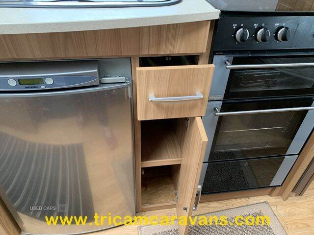 2010 Lunar Lexon SE, Fixed Bed, Separate Shower