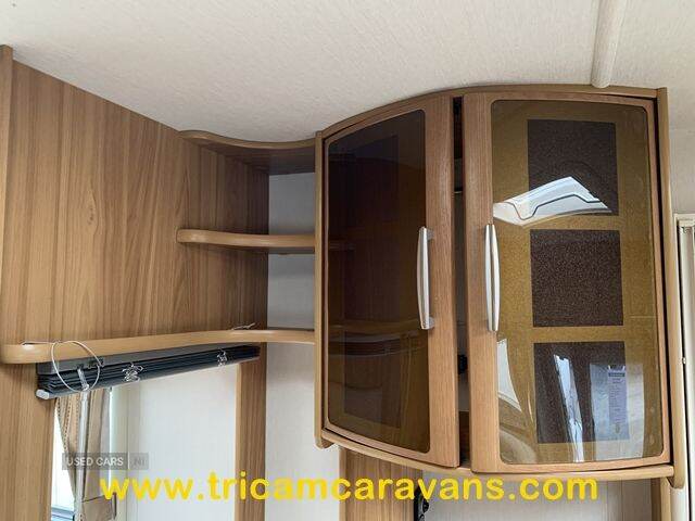 2010 Lunar Lexon SE, Fixed Bed, Separate Shower