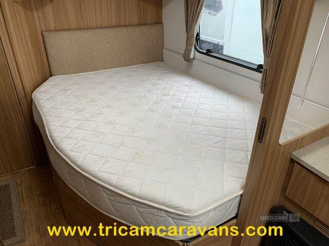 2010 Lunar Lexon SE, Fixed Bed, Separate Shower