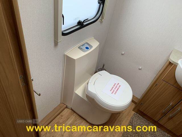 2010 Lunar Lexon SE, Fixed Bed, Separate Shower