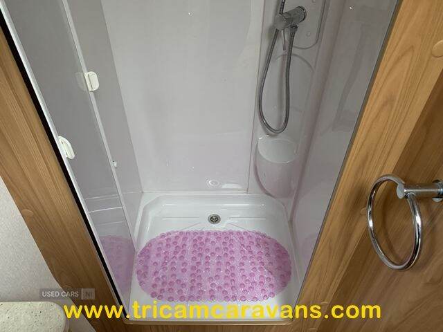 2010 Lunar Lexon SE, Fixed Bed, Separate Shower
