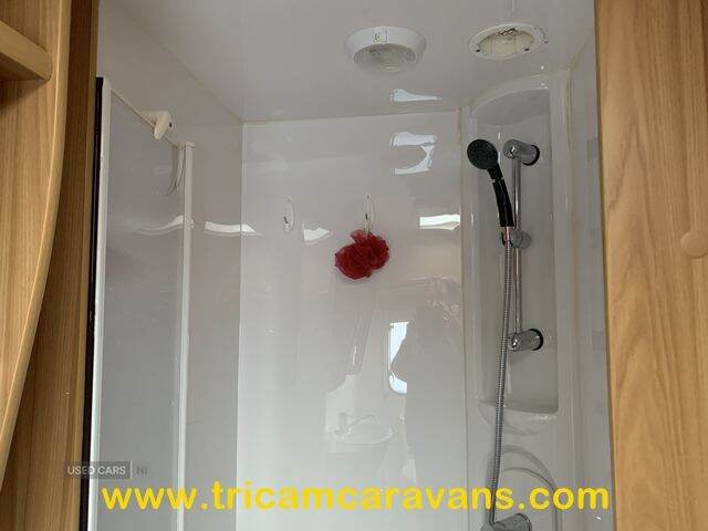 2010 Lunar Lexon SE, Fixed Bed, Separate Shower
