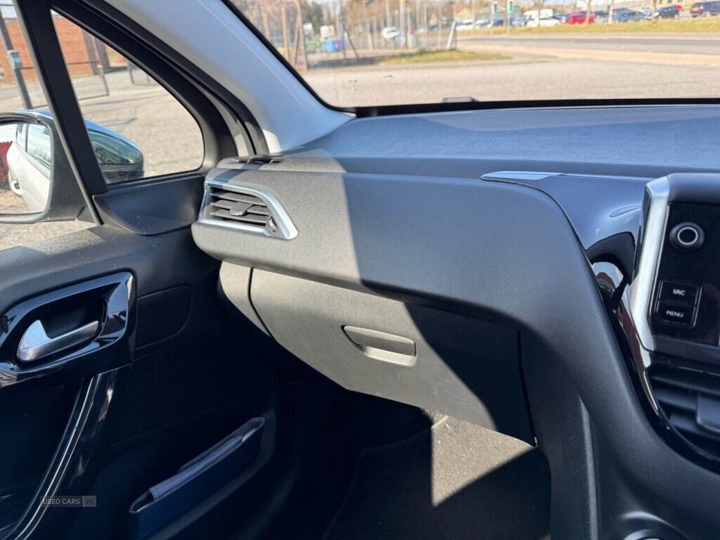 Jun 2015 Peugeot 208 1.2 VTi Style 3dr