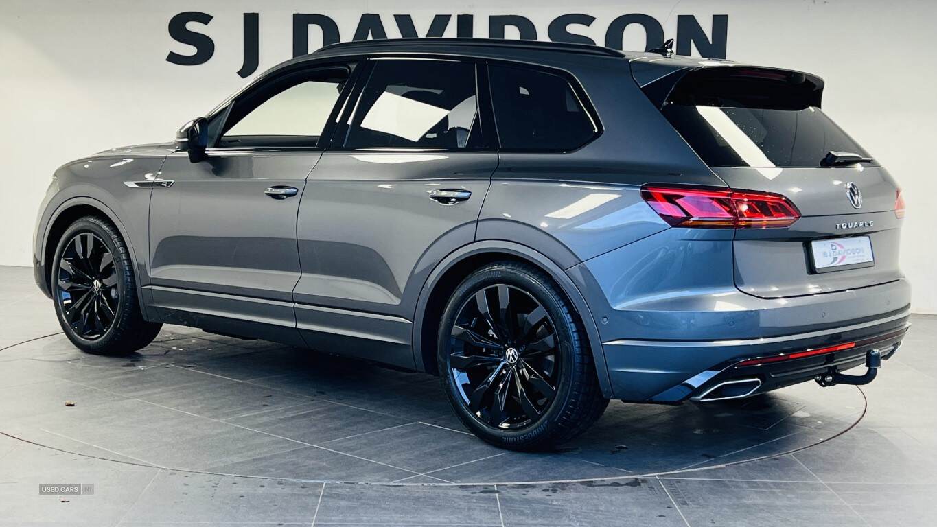 2022 Volkswagen Touareg Black Edition