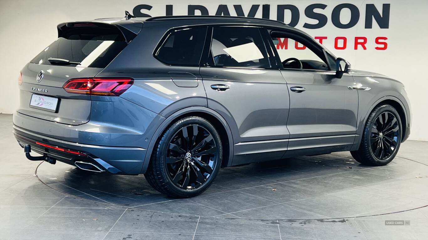 2022 Volkswagen Touareg Black Edition