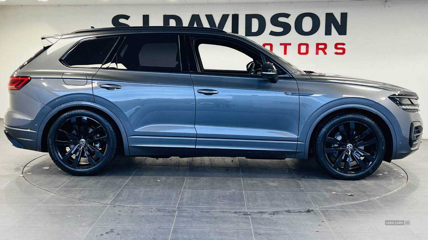 2022 Volkswagen Touareg Black Edition