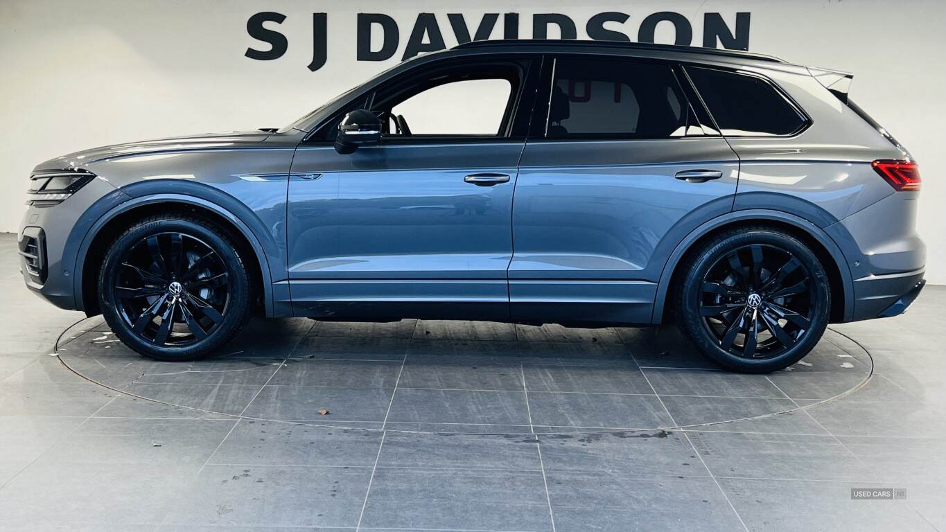 2022 Volkswagen Touareg Black Edition