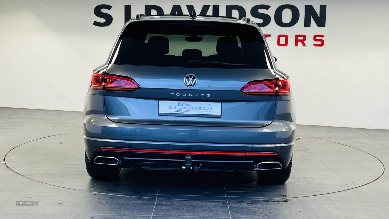 2022 Volkswagen Touareg Black Edition