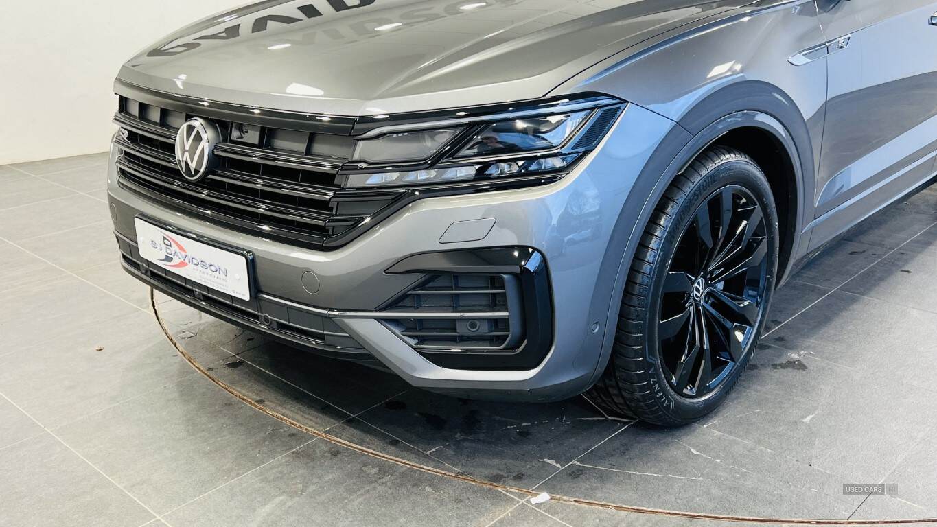 2022 Volkswagen Touareg Black Edition