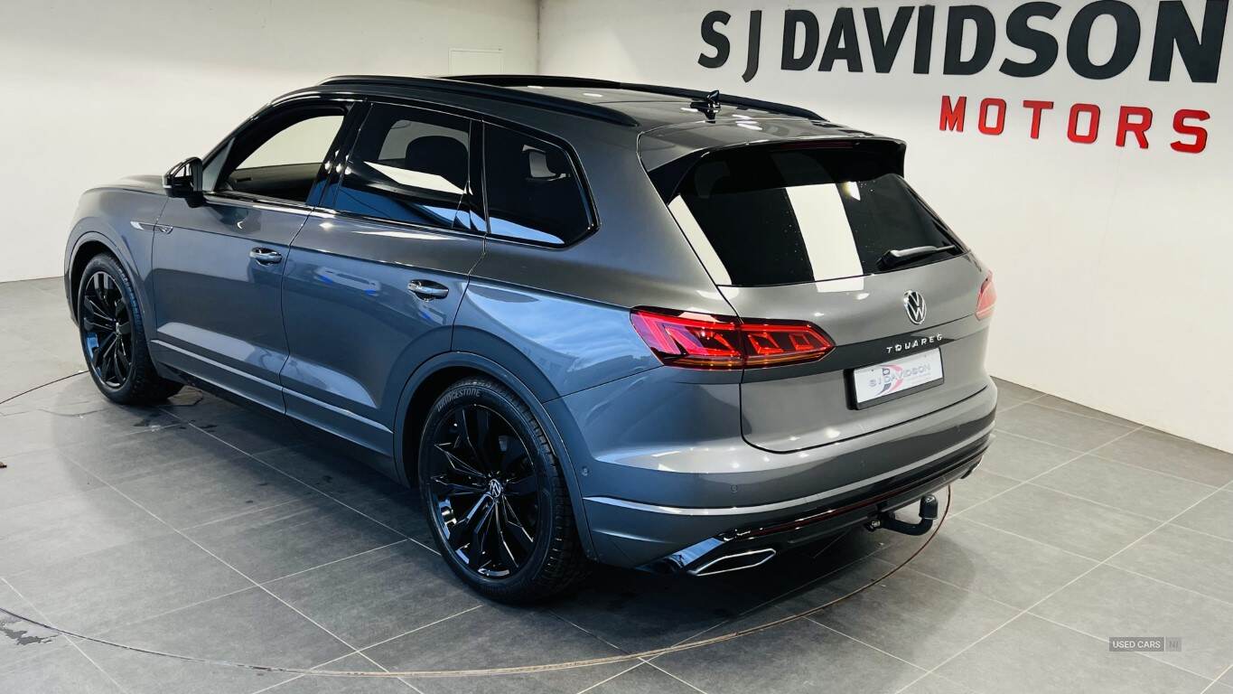 2022 Volkswagen Touareg Black Edition