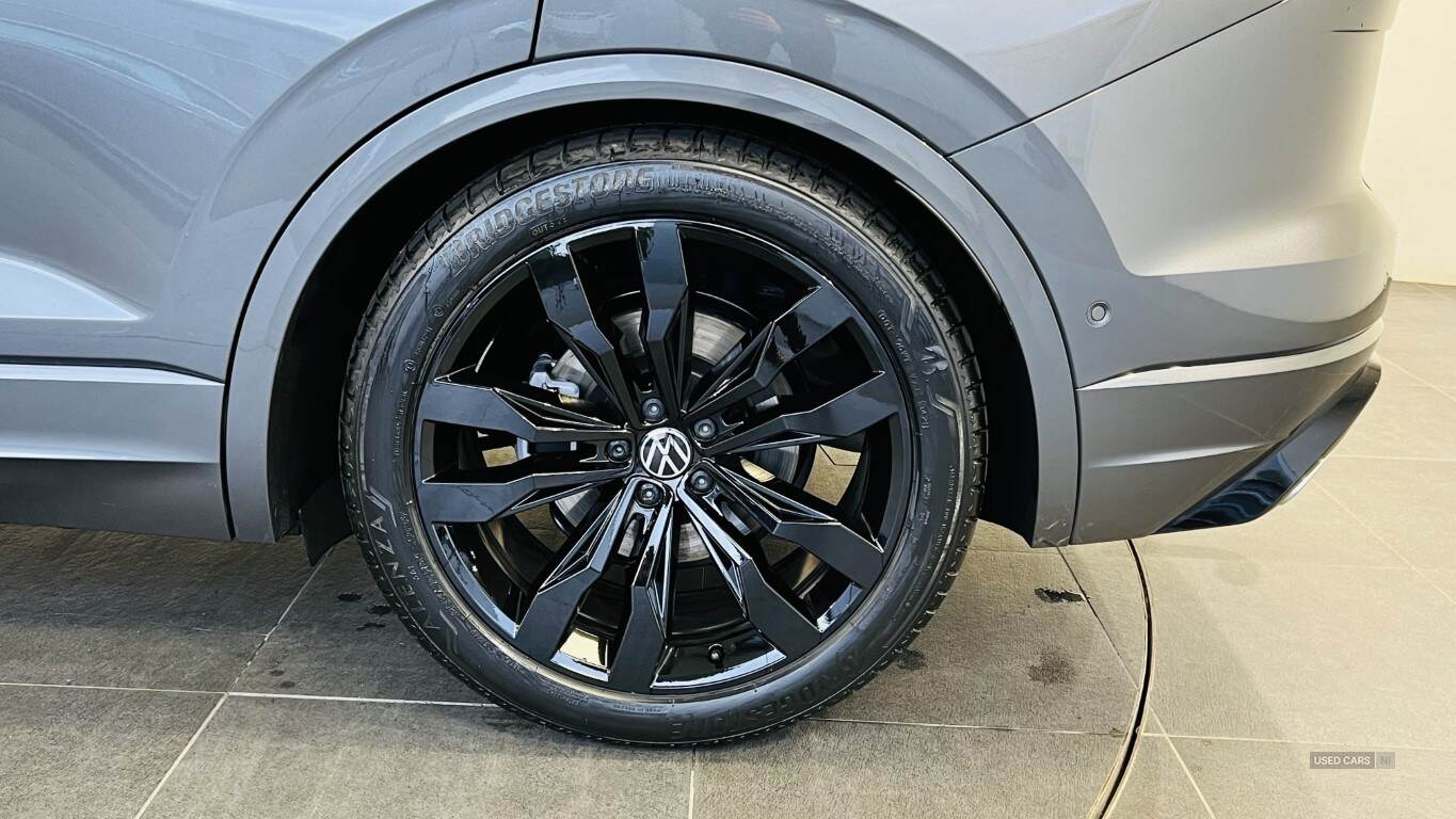 2022 Volkswagen Touareg Black Edition